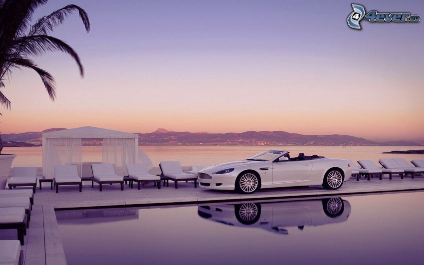 Aston Martin DB9, cabriolet, piscina, lettini, mare, dopo il tramonto, cielo viola
