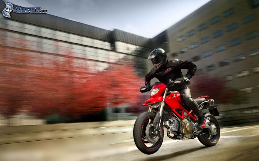 Ducati Hypermotard 1100, motociclista, velocità
