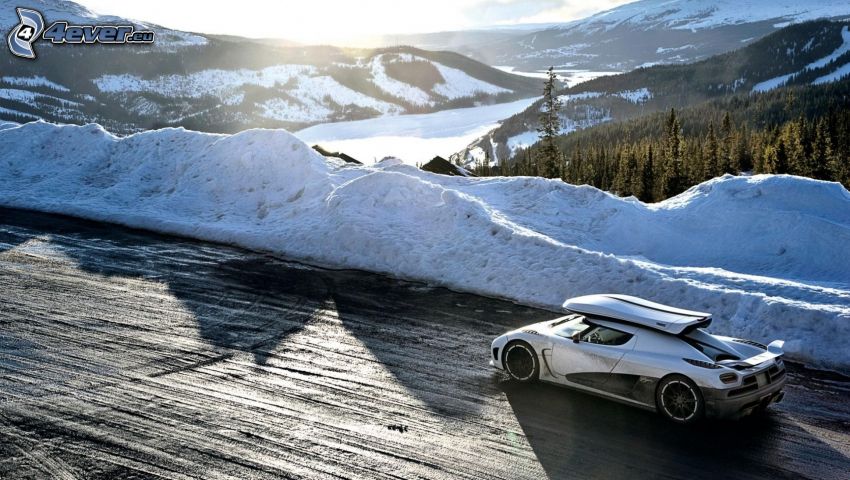 Koenigsegg Agera R, neve, colline coperte di neve