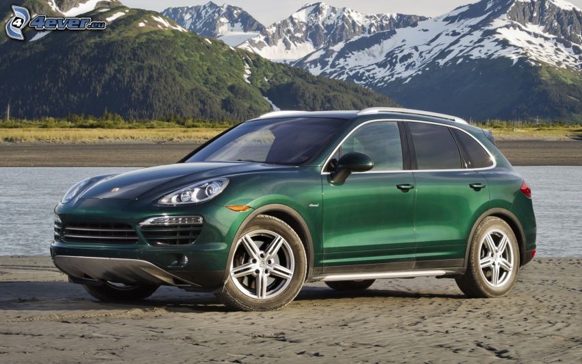 Porsche Cayenne, colline coperte di neve