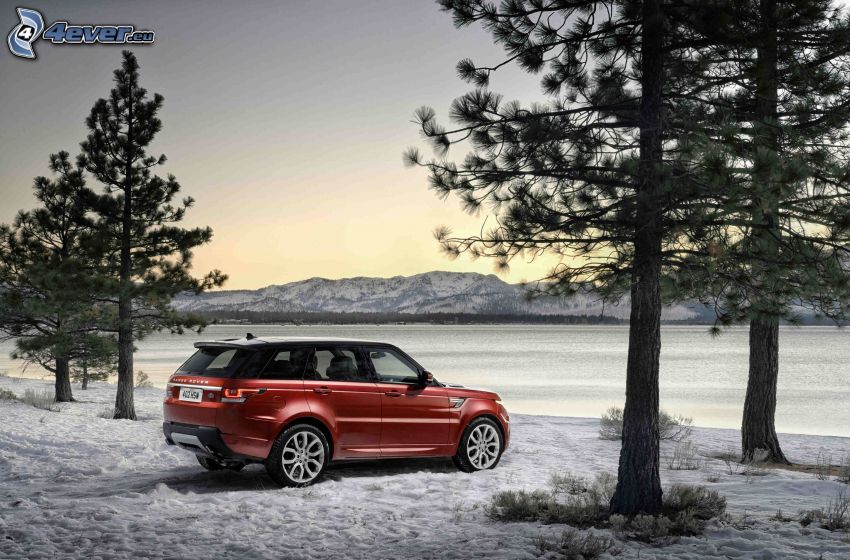 Range Rover, lago ghiacciato, neve, alberi di conifere