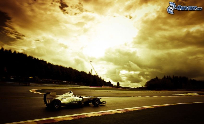 F1 McLaren Mercedes, circuito da corsa, nuvole, sole