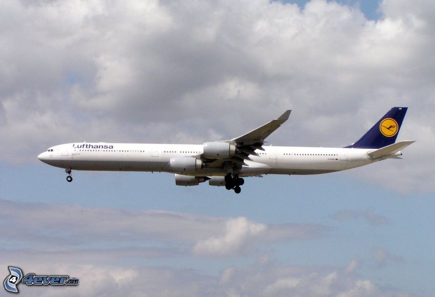 Airbus A340, nuvole
