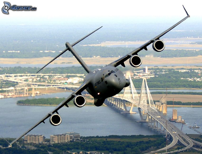 Boeing C-17 Globemaster III, ponte dell'autostrada, il fiume