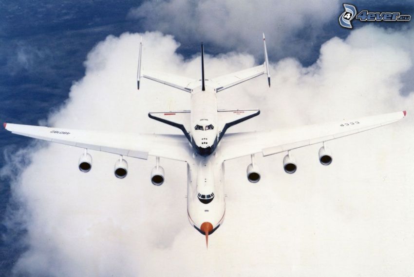 Antonov AN-225, razzo Buran russo, trasporto di space shuttle, nuvole