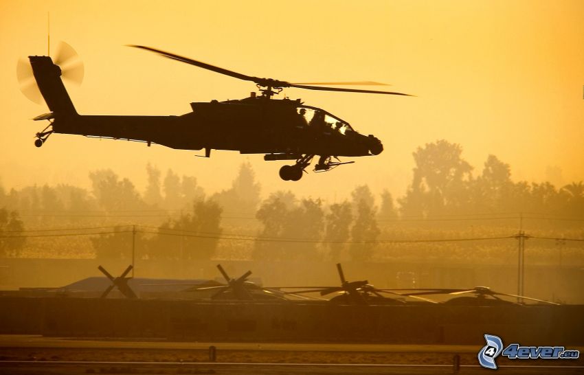AH-64 Apache, cielo giallo, dopo il tramonto, siluetta di elicottero