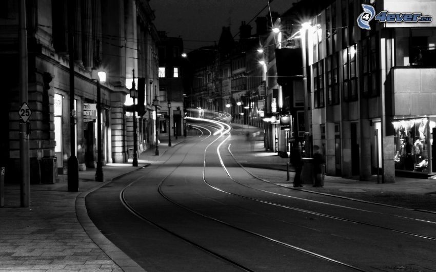 binari del tram, strada, case, bianco e nero