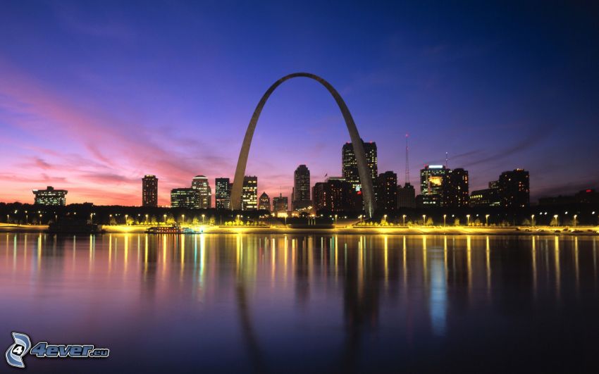 Gateway Arch, St. Louis, città di sera