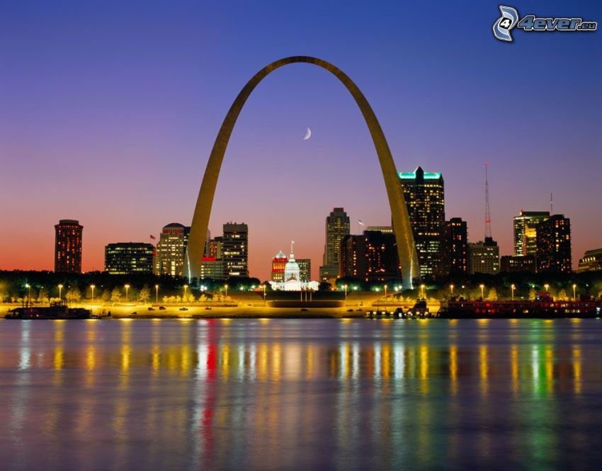 Gateway Arch, St. Louis, città di sera