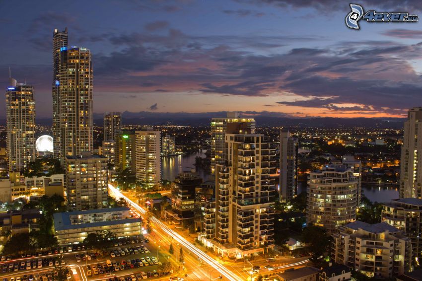 Gold Coast, città di sera, grattacieli, strada