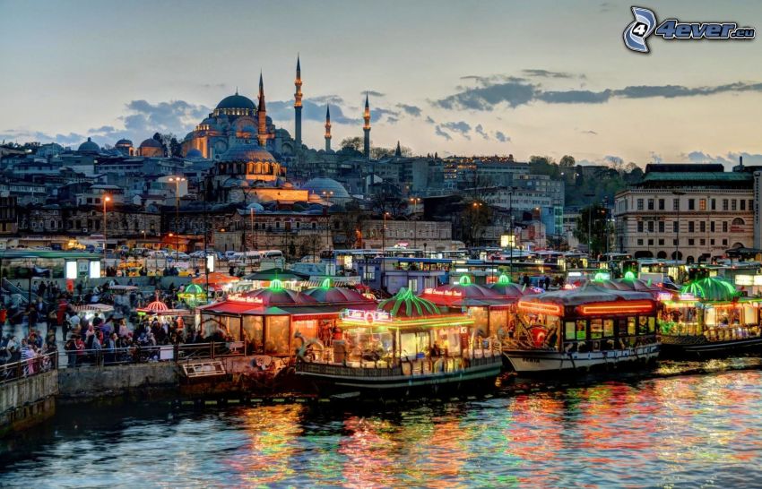 Istanbul, La Moschea Blu, porto, città di sera