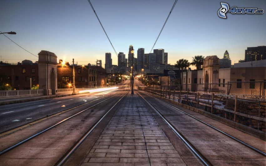 Los Angeles, binari del tram, grattacieli