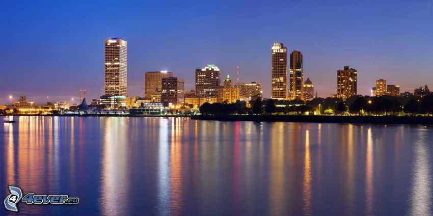 Milwaukee, mare, grattacieli, città di sera