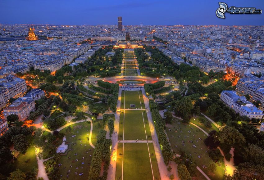 Parigi, città di sera, parco