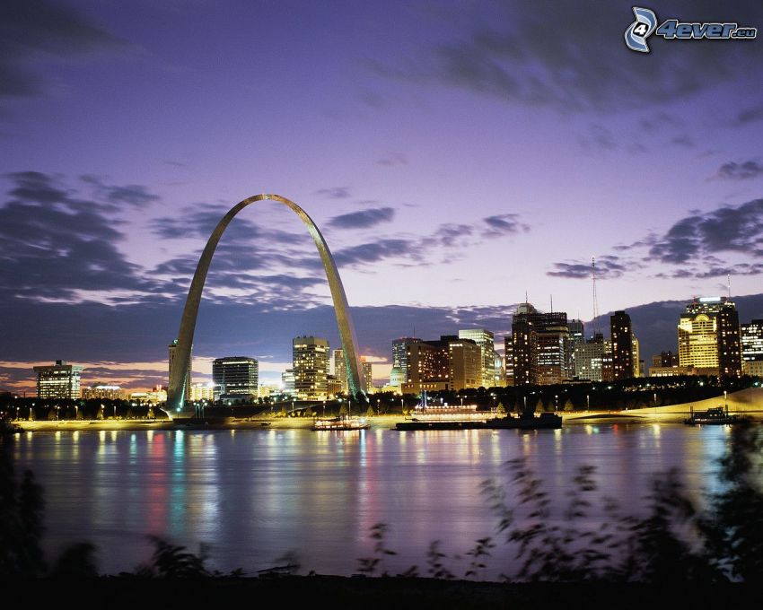 St. Louis, Gateway Arch, città di sera