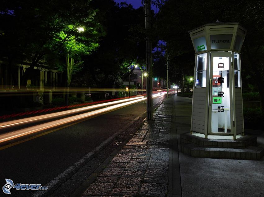 Strada di notte, cabina telefonica