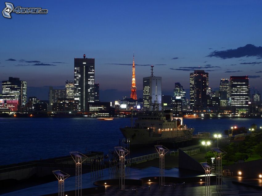 Tokyo, città di sera, grattacieli, nave
