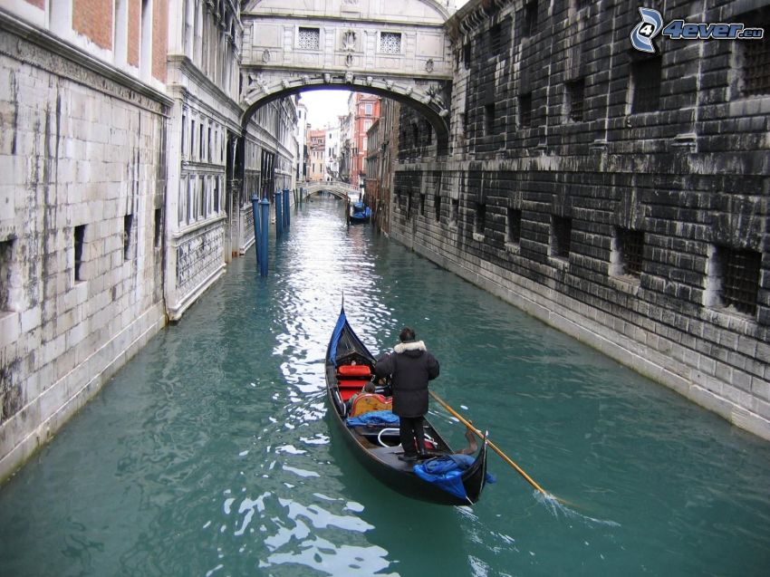 Venezia, barca sul fiume