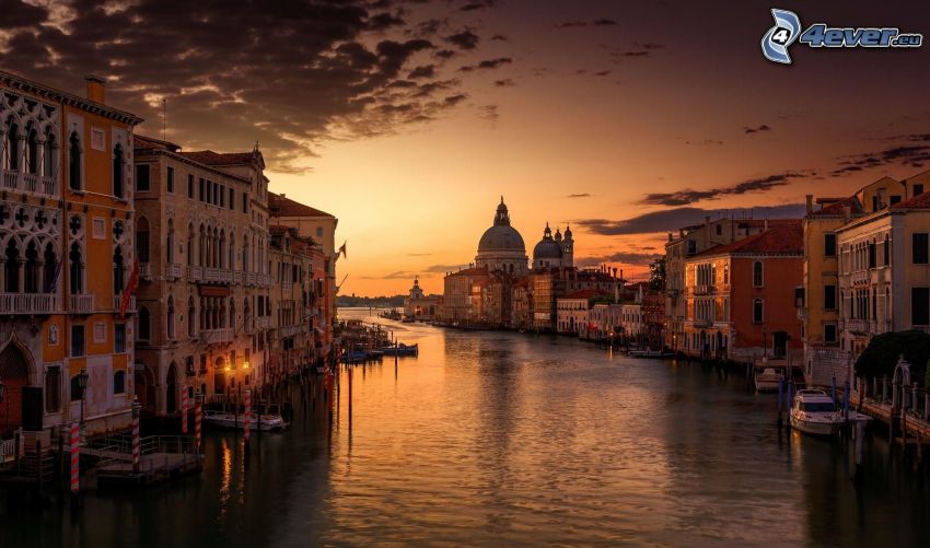 Venezia, città di sera