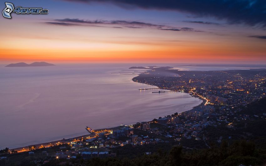 Vlora, Albania, città costiera, città notturno, vista sul mare