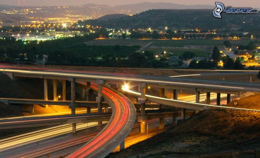 intersezione delle autostrade, autostrada di sera, ponti, luci