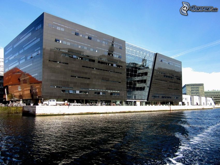 edificio moderno, il fiume