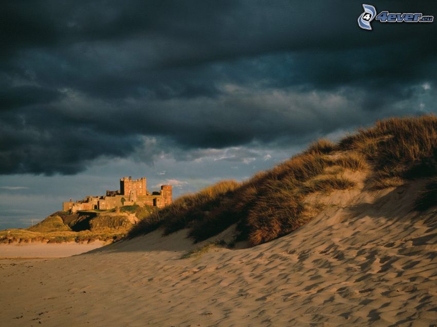 Bamburgh castle, castello, sabbia, deserto, cielo scuro