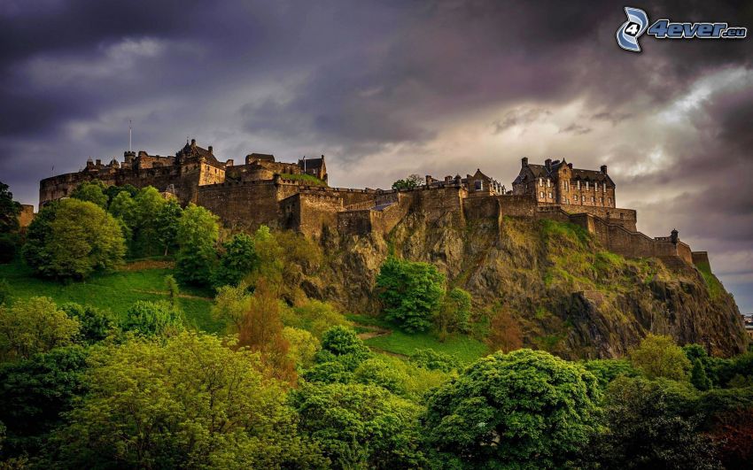 Castello di Edimburgo, verde, nuvole scure