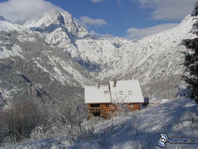 chalet coperto di neve, casa in legno, montagne, neve