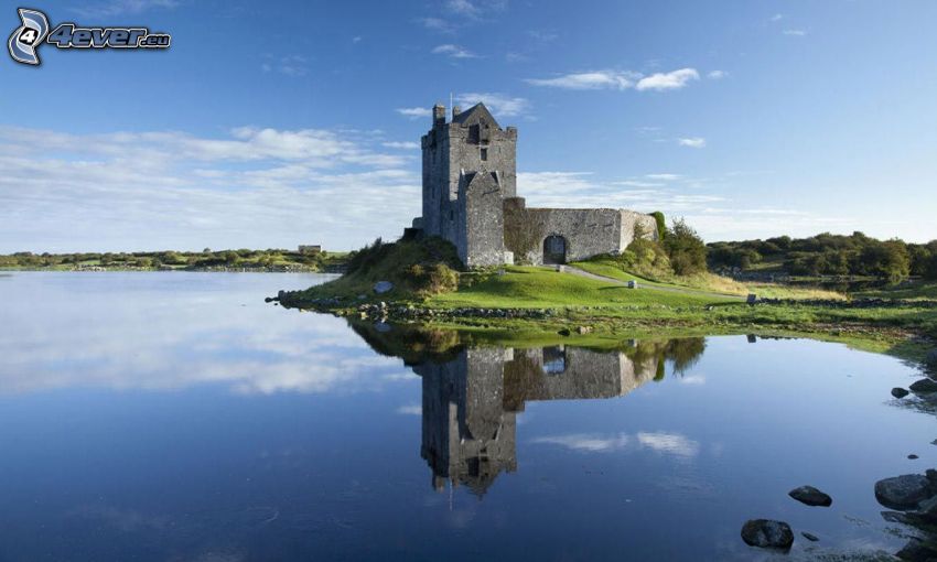 Dunguaire Castle, lago, riflessione