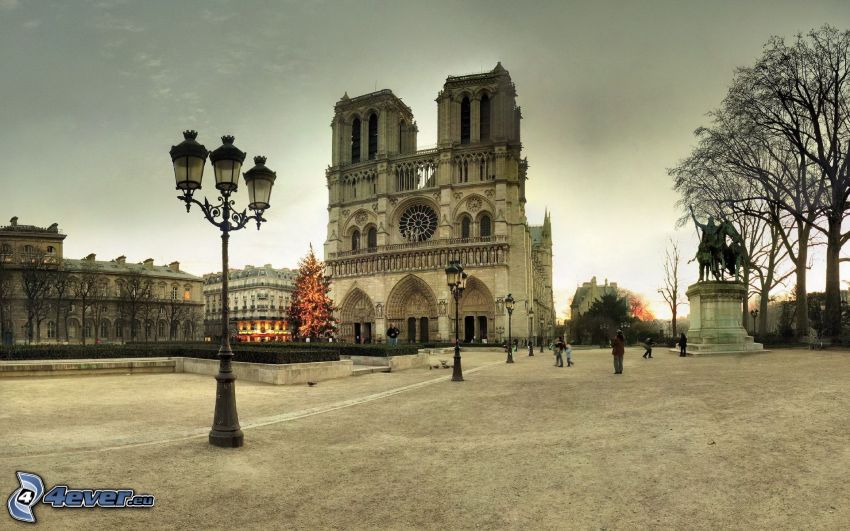 Notre Dame, Parigi, piazza