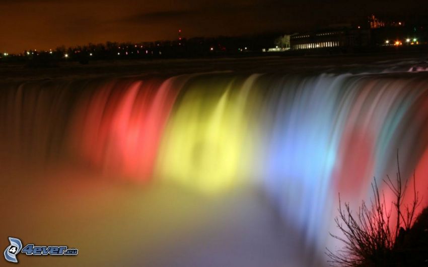 Cascate del Niagara, illuminazione colorata