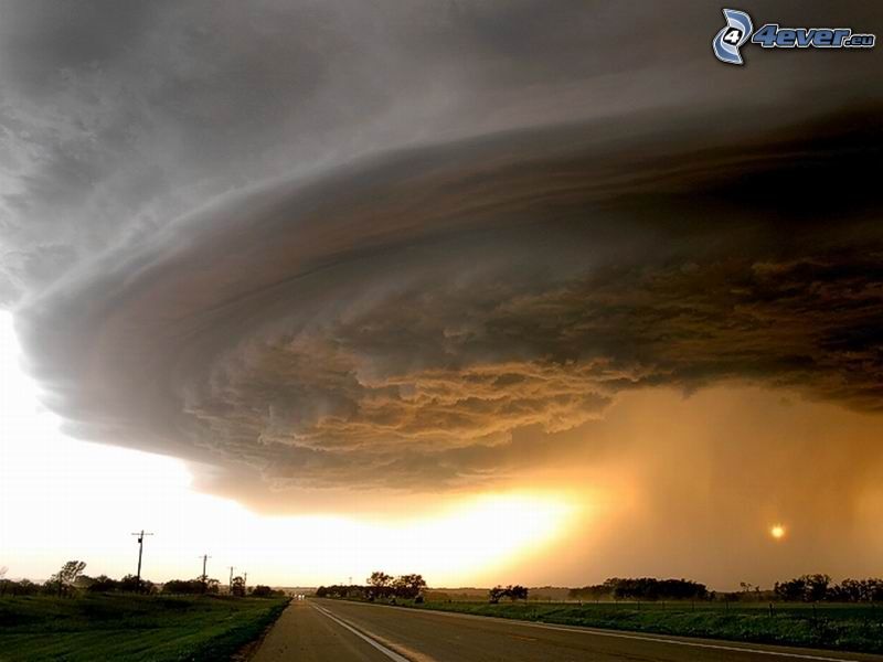 Nubi di tempesta, pioggia, strada diritta