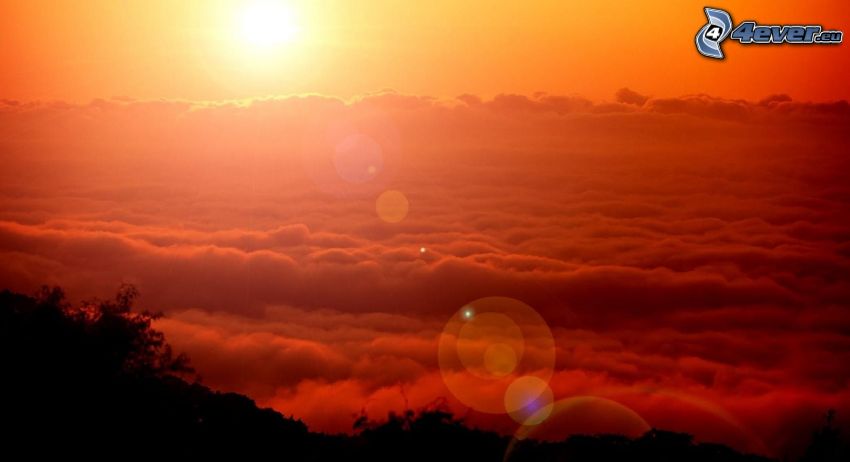 Tramonto sopra le nuvole, tramonto arancio