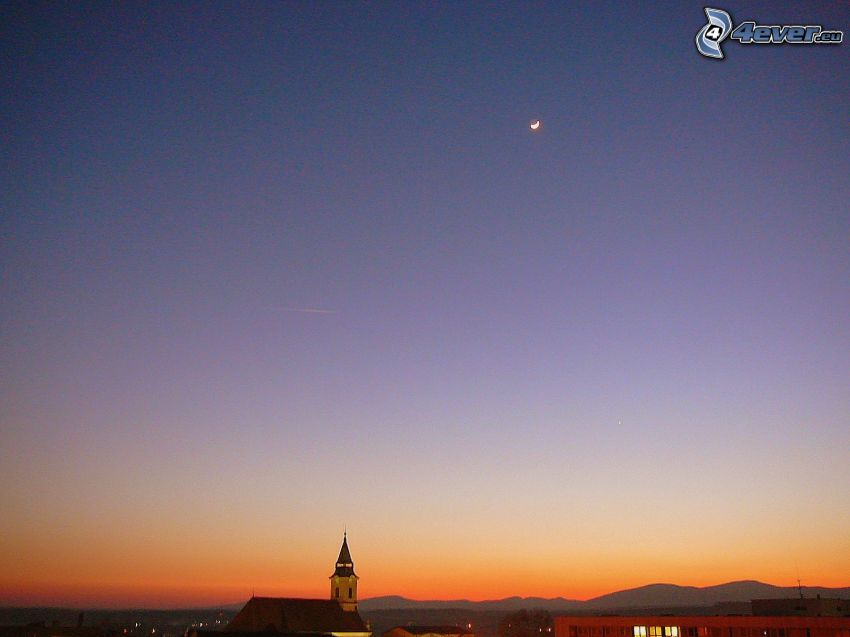 tramonto sopra una città, luna, chiesa, Bánovce nad Bebravou, dopo il tramonto