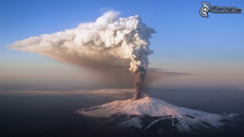 Etna, eruzione del vulcano, montagna innevata, nube vulcanica