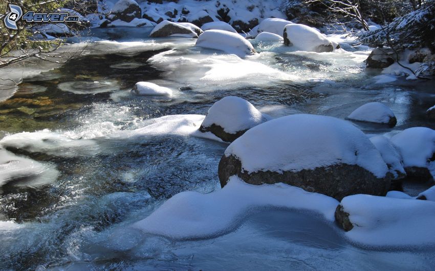 fiume congelato, pietre fiumali, neve