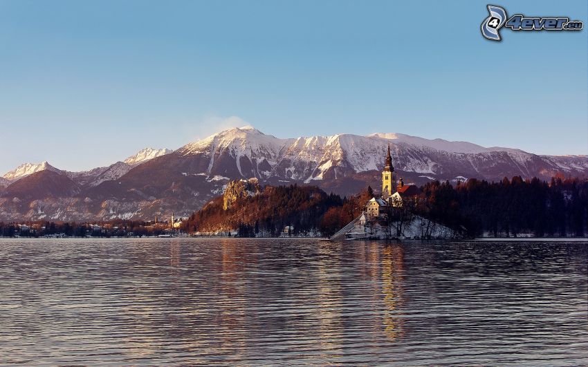 Lago di Bled, Slovenia, chiesa, Alpi, colline coperte di neve