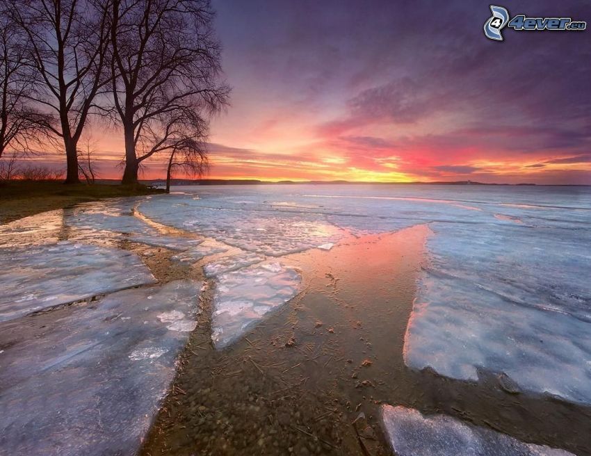 lago ghiacciato, lastre di ghiaccio, dopo il tramonto