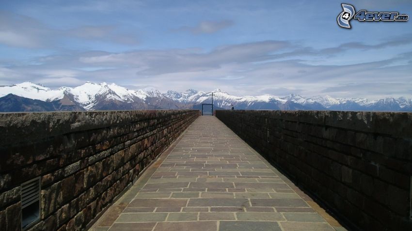 marciapiede, muri, colline coperte di neve