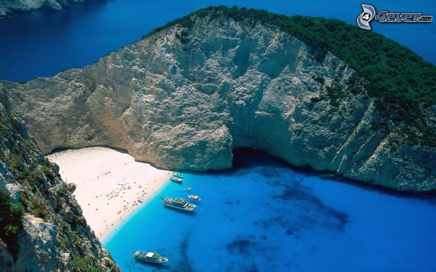 baia sull'isola di Zakynthos, imbarcazioni, mare azzurro, costa, vacanze