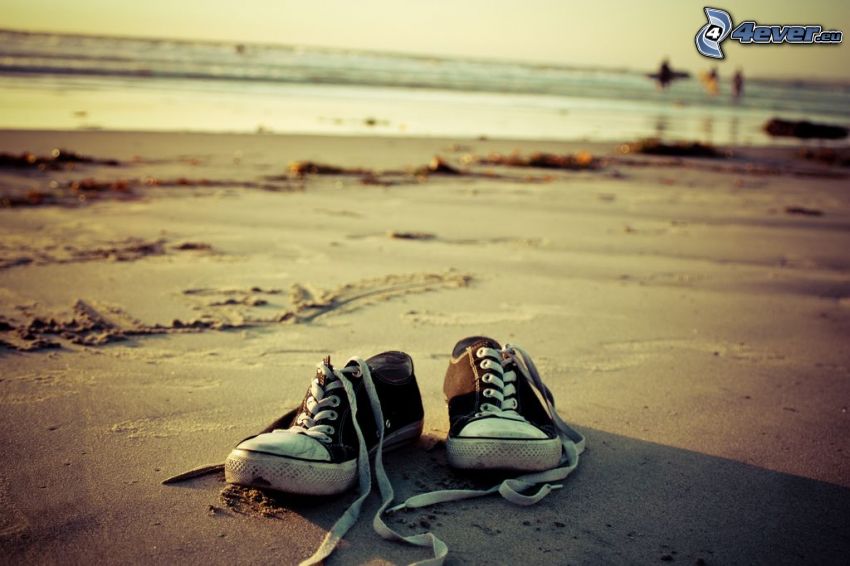 Converse, scarpe da ginnastica, spiaggia sabbiosa, mare