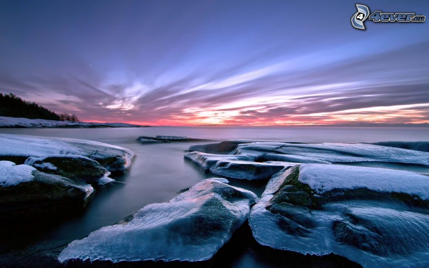 mare, spiaggia pietrosa, cielo di sera