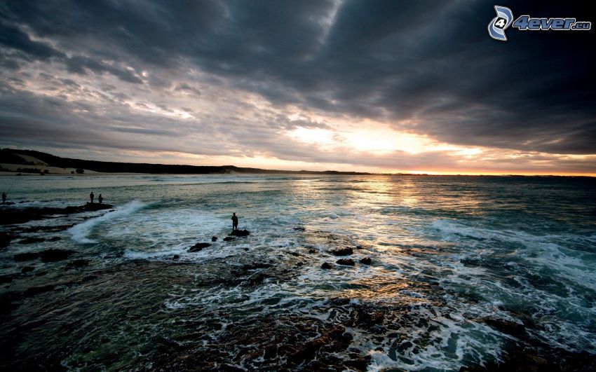 nuvole scure sopra il mare, costa