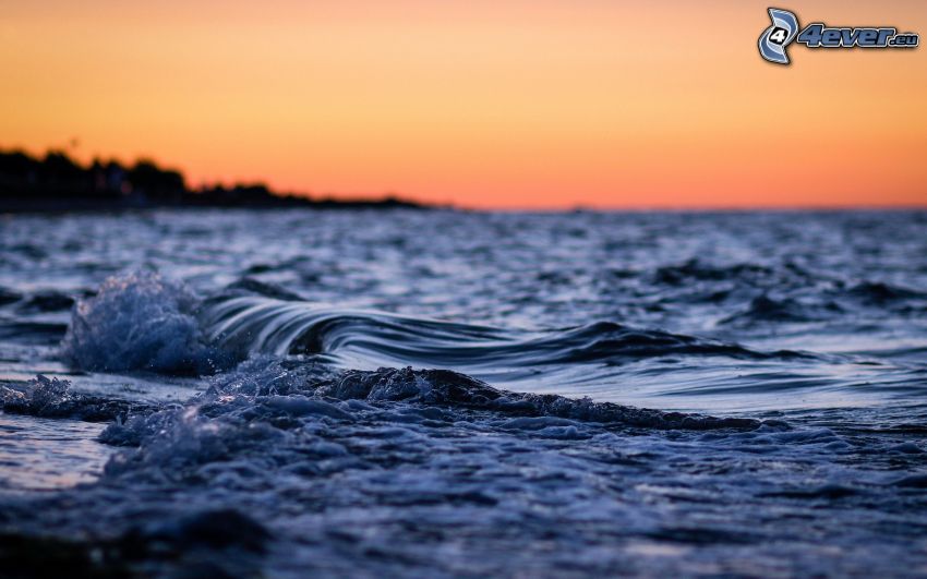 onde, dopo il tramonto, mare