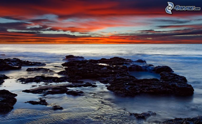 spiaggia pietrosa, cielo di sera