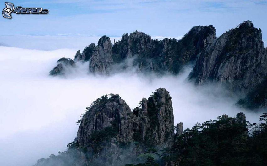 montagne alte, montagne rocciose, nebbia a pochi centimetri dal terreno