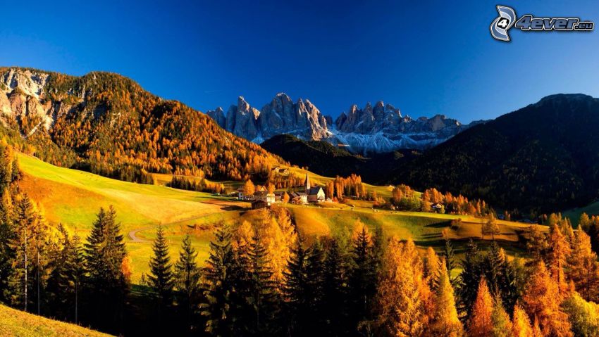 Val di Funes, villaggio, valli, bosco di conifere, montagne rocciose, Italia