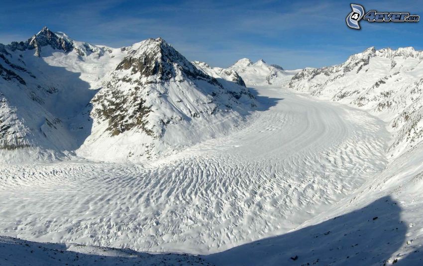 valle glaciale, colline coperte di neve