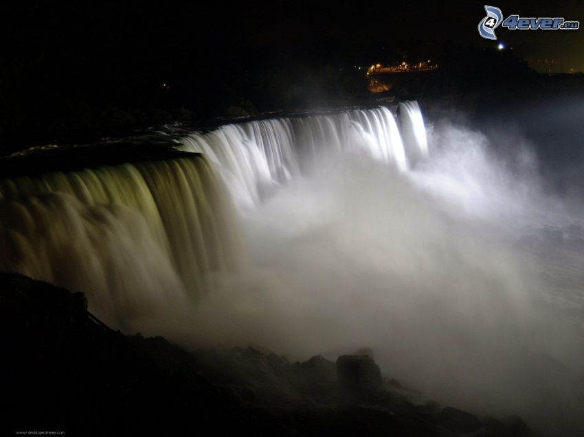 Cascate del Niagara di notte, vapore